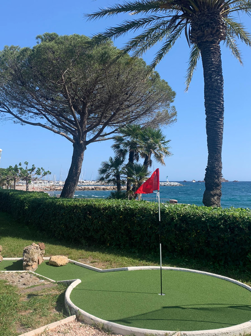 Mini-golf de L'Accostage à Ouistreham, activité en famille pendant les vacances de la Toussaint