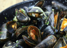 Moules marinières dans plat