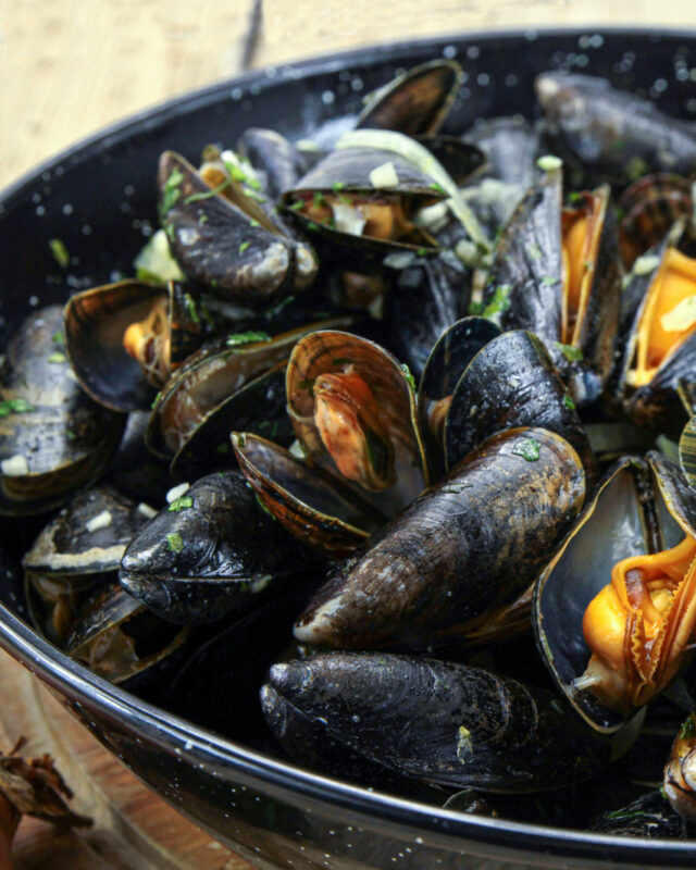 Moules marinières dans plat