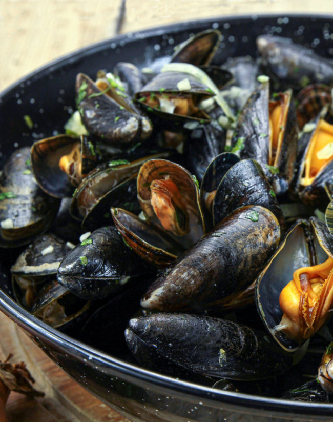 Moules marinières dans plat