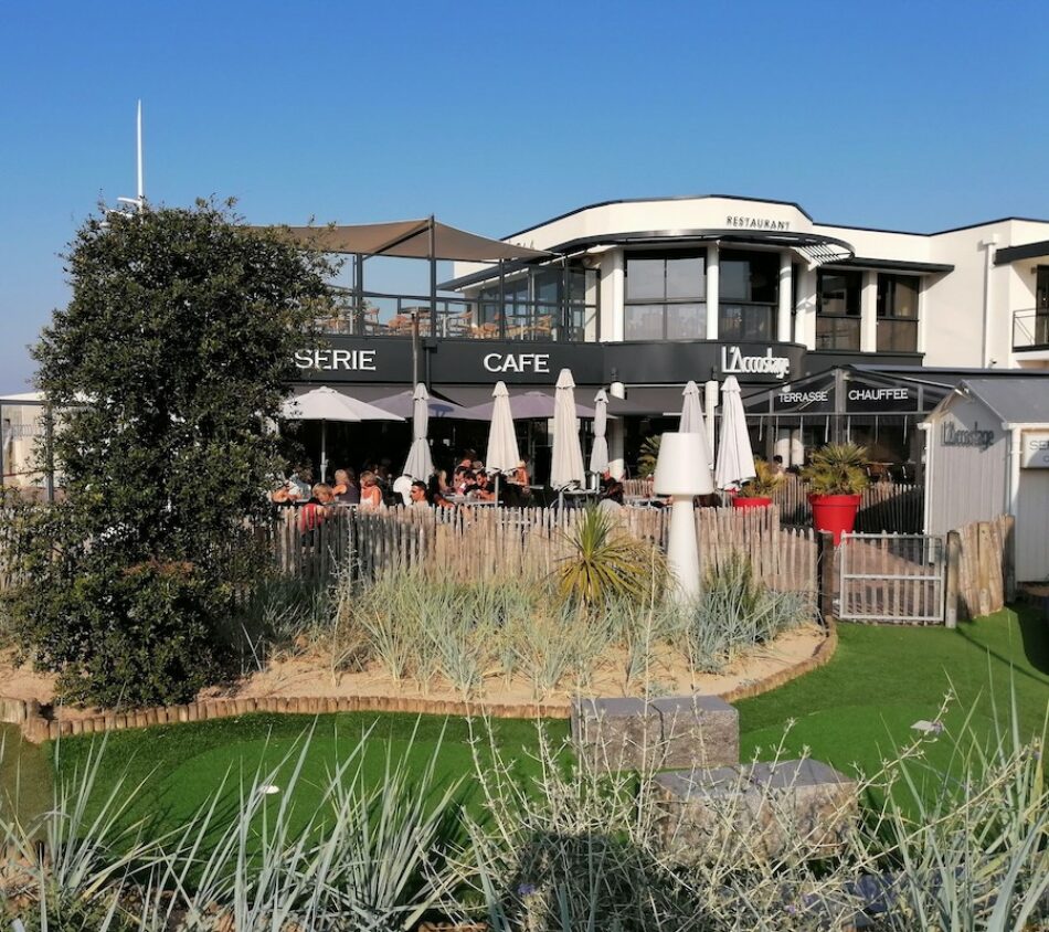 Terrasse et minigolf au restaurant L'accostage