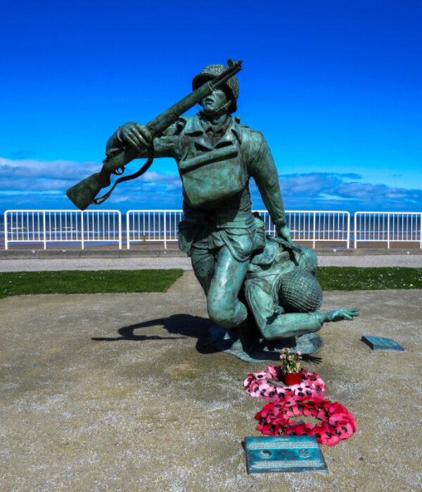 statue omaha beach