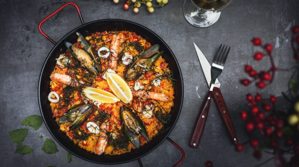 plateau fruits de mer et verre de vin